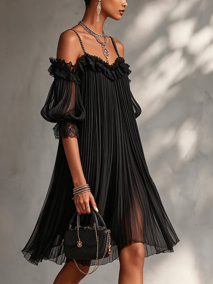 Vittoria | Mini robe noire en mousseline à épaules dénudées et bordure en dentelle