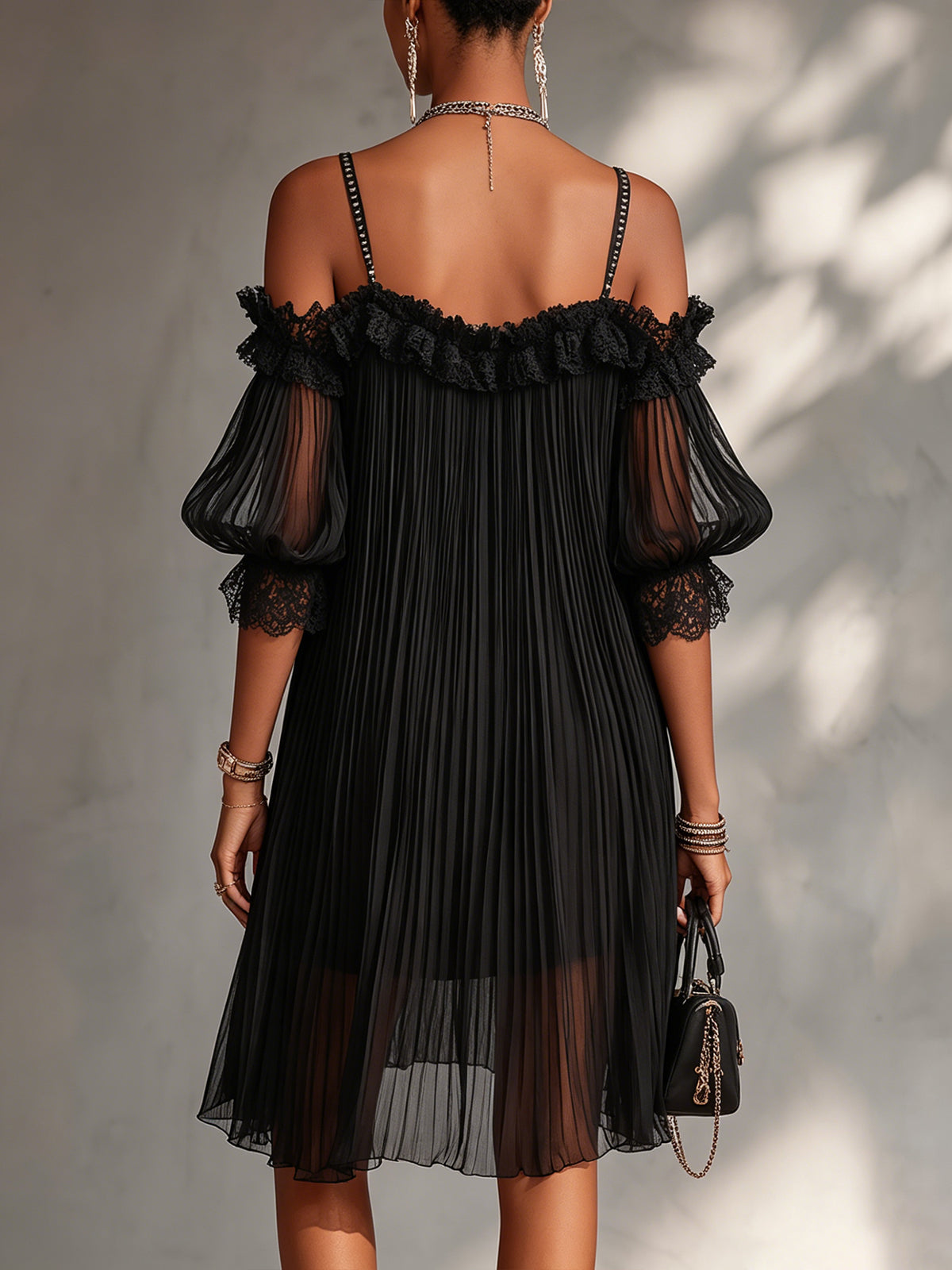 Vittoria | Mini robe noire en mousseline à épaules dénudées et bordure en dentelle