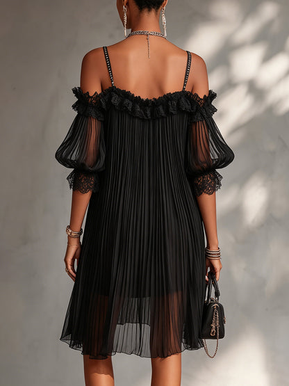 Vittoria | Mini robe noire en mousseline à épaules dénudées et bordure en dentelle