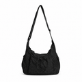 Borsa Studios Nove su sfondo bianco