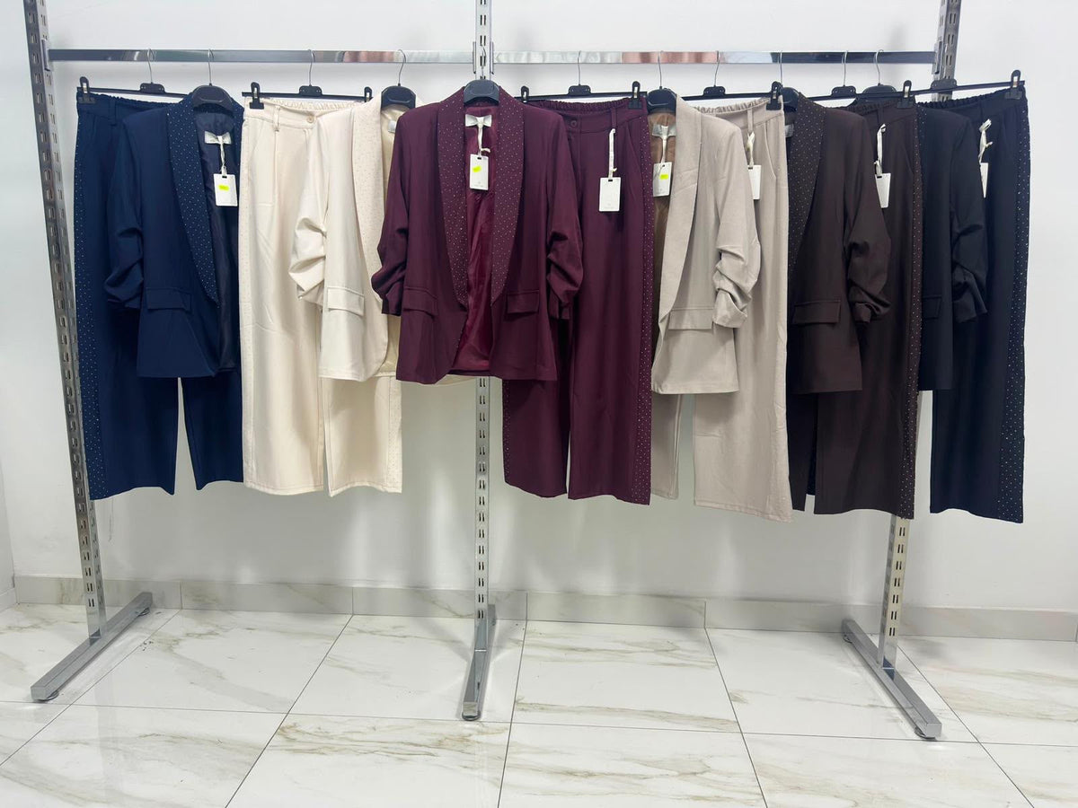 Completo sartoriale Klara con dettagli luminosi