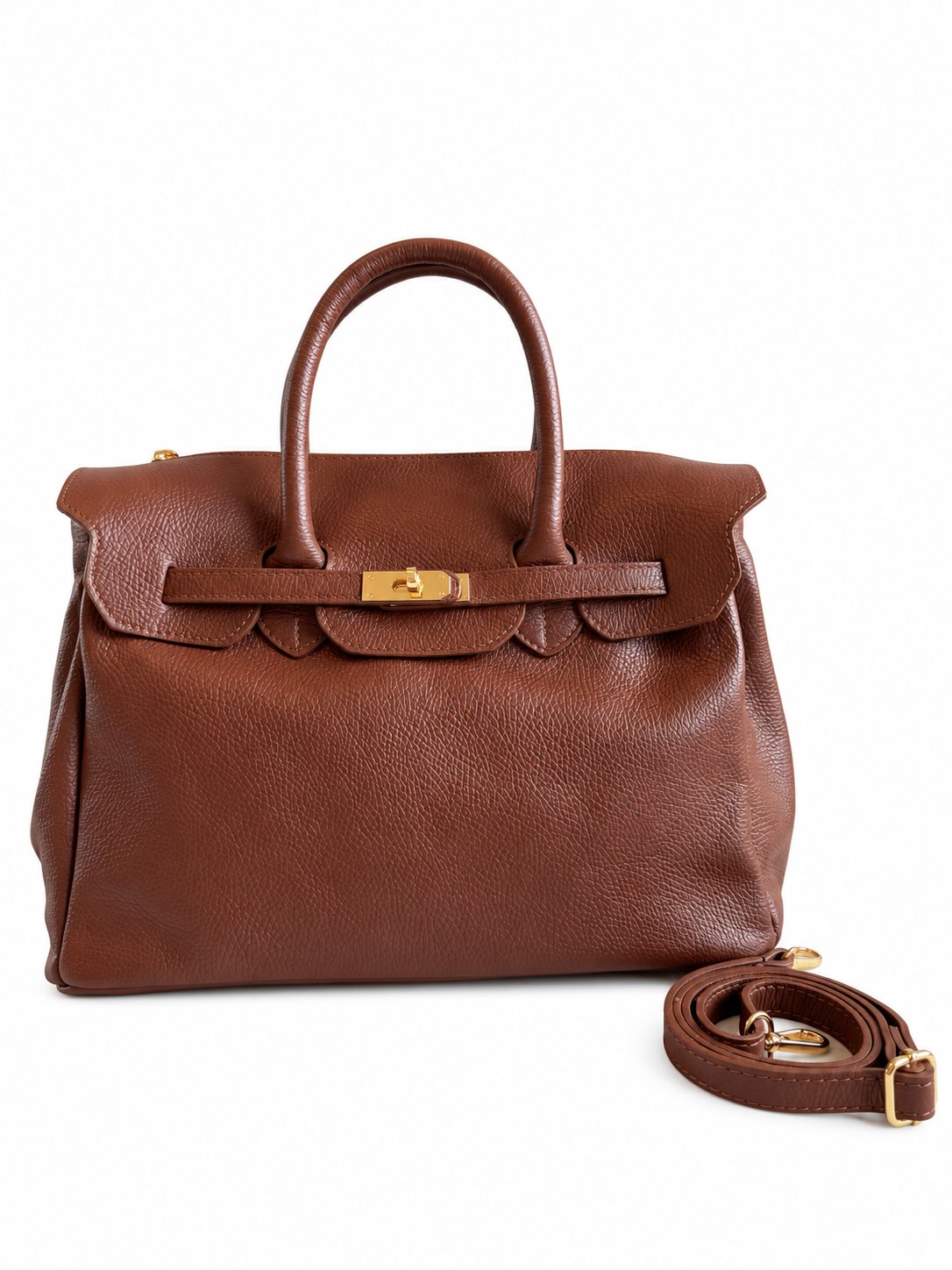 Borsa grande marrone con tracolla su sfondo bianco