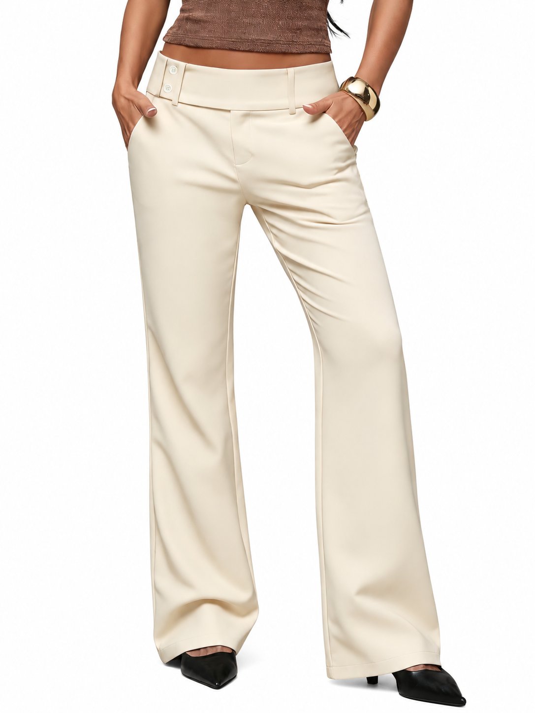 Pantaloni Duna indossati su sfondo bianco - beige