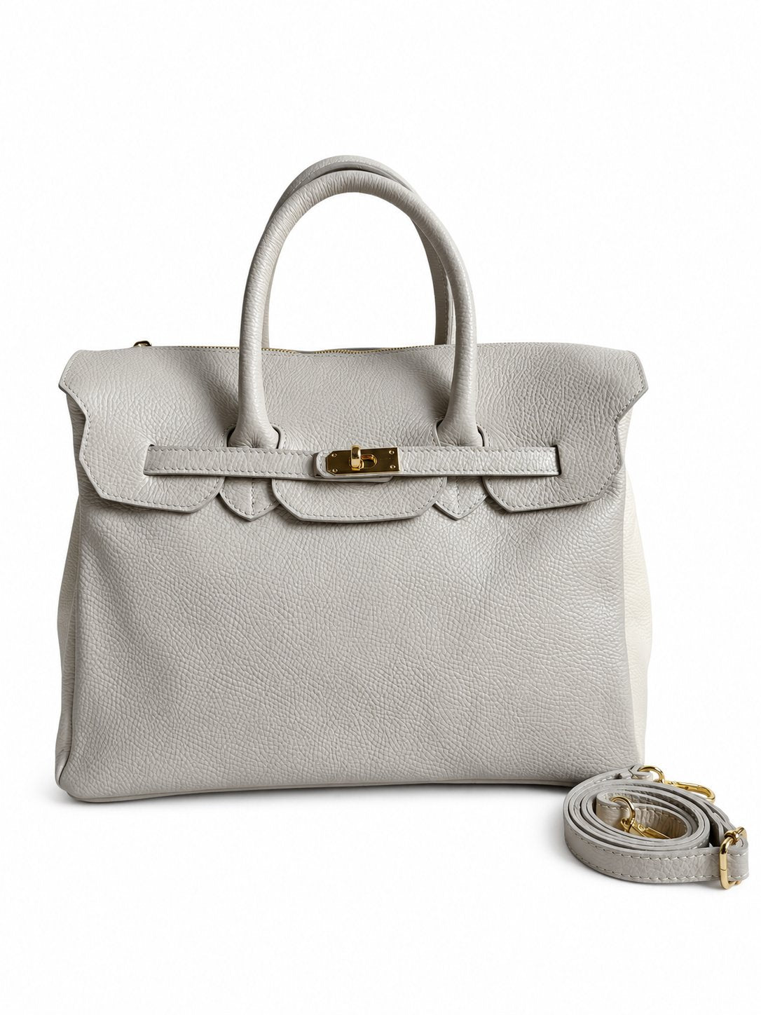 Borsa grande crema con tracolla su sfondo bianco