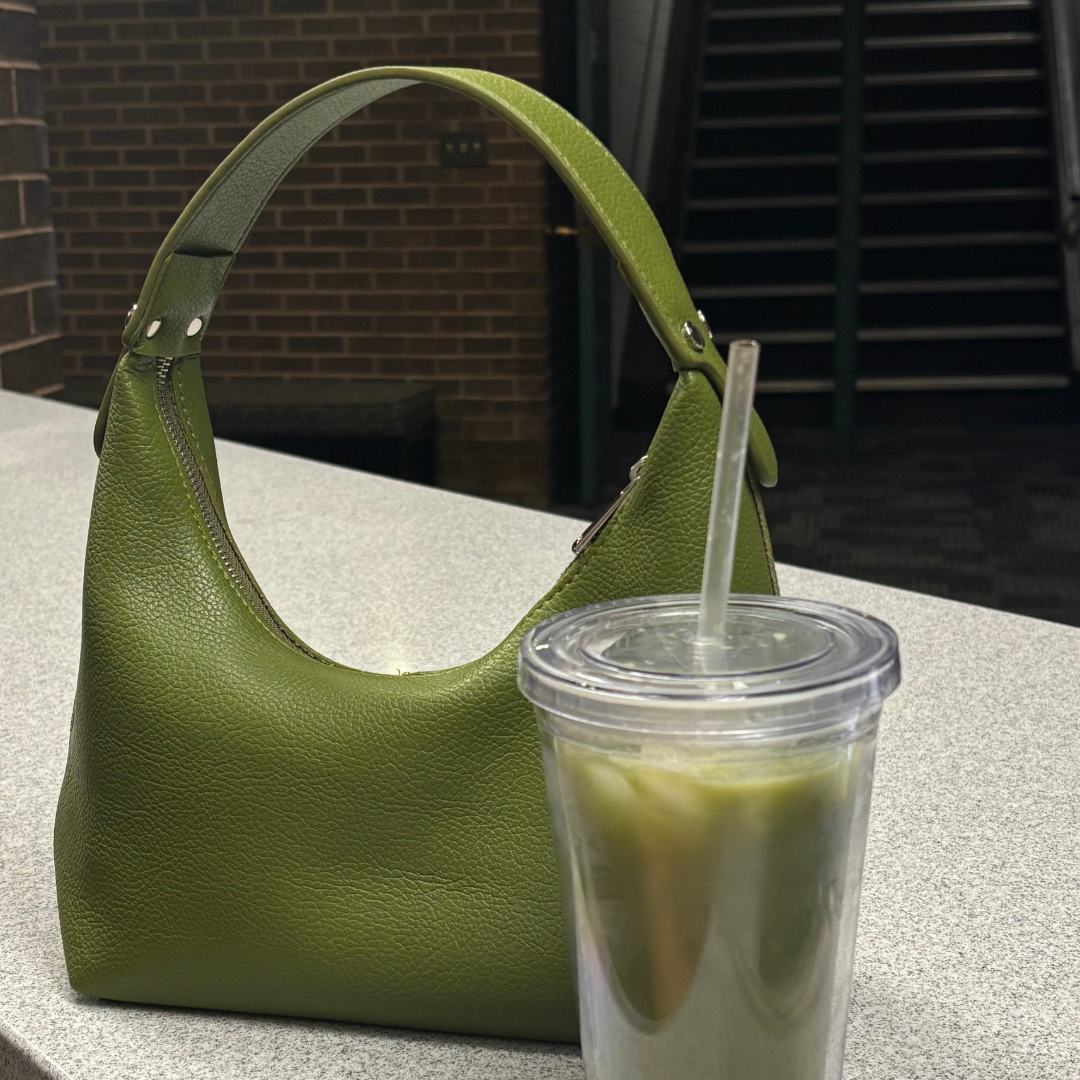 Borsa a spalla con texture granulosa