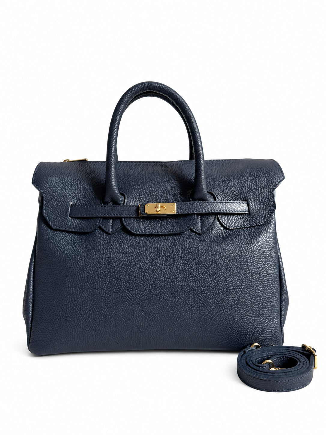 Borsa grande blu navy con tracolla su sfondo bianco