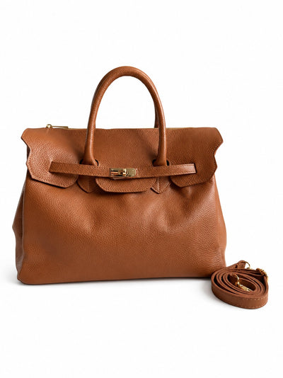 Borsa grande cognac con tracolla su sfondo bianco