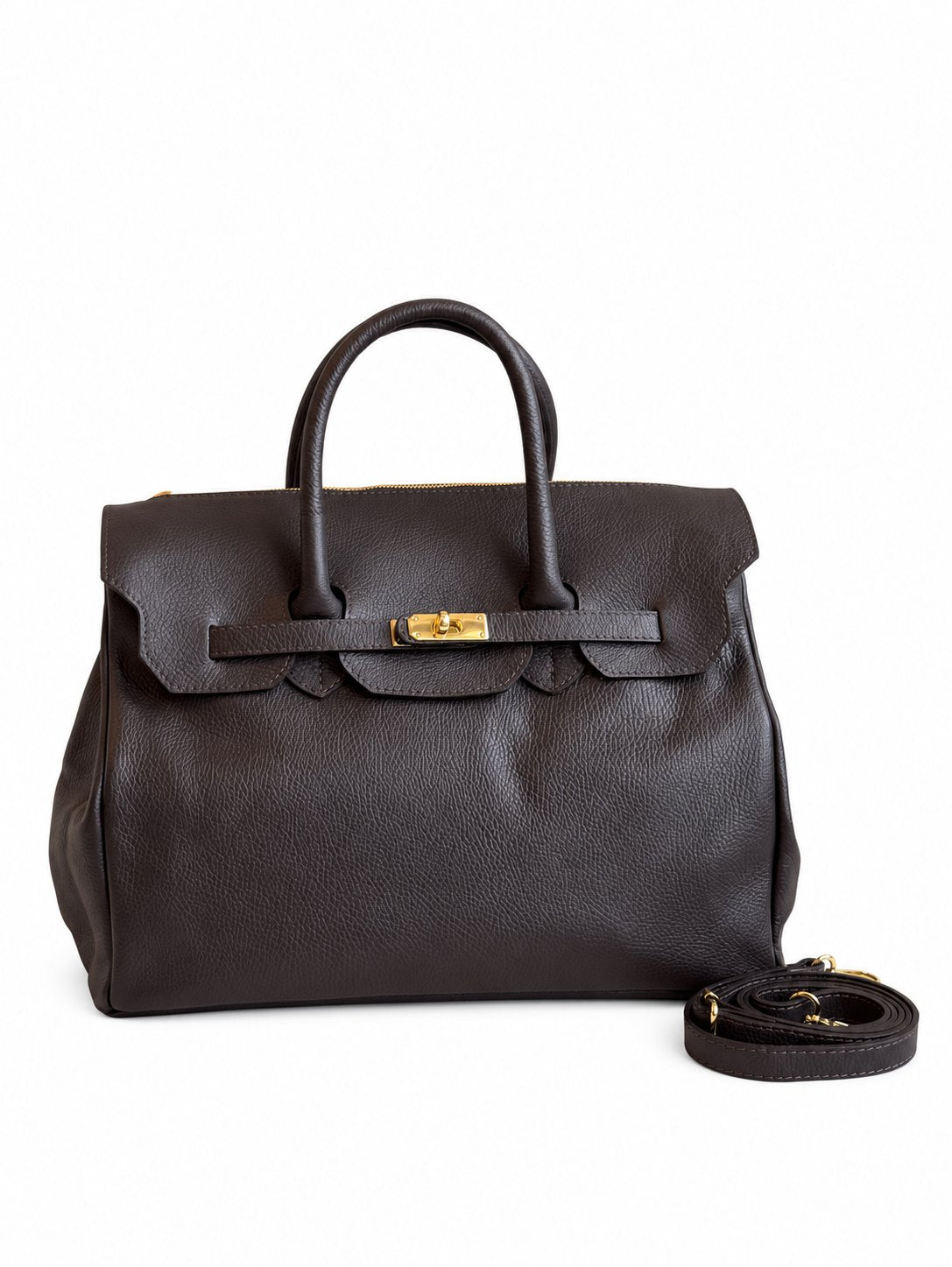 Borsa grande marrone scuro con tracolla su sfondo bianco