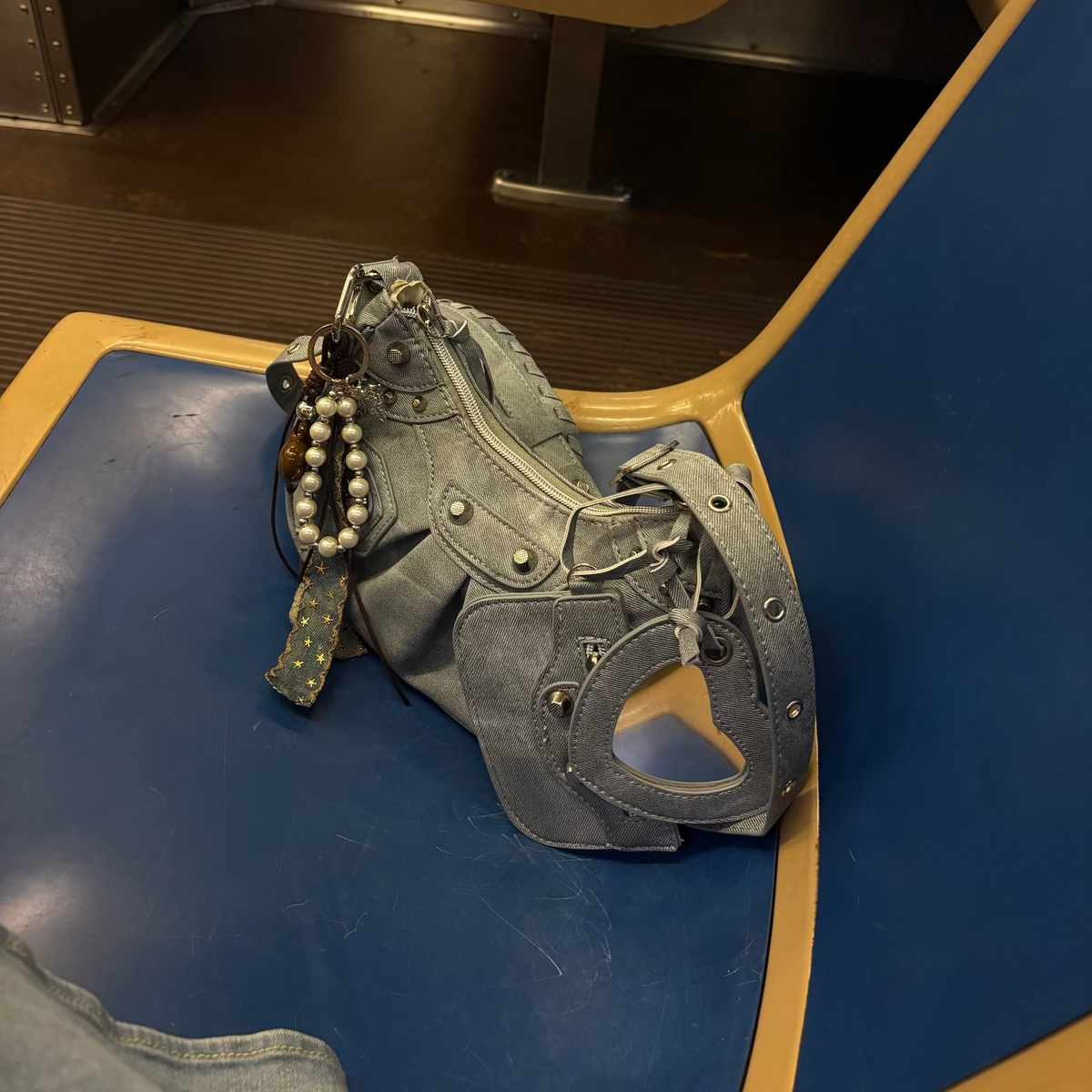 Mini borsa con borchie e portamonete