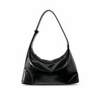 Borsa Studios Nove su sfondo bianco