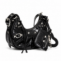 Borsa Studios Nove su sfondo bianco