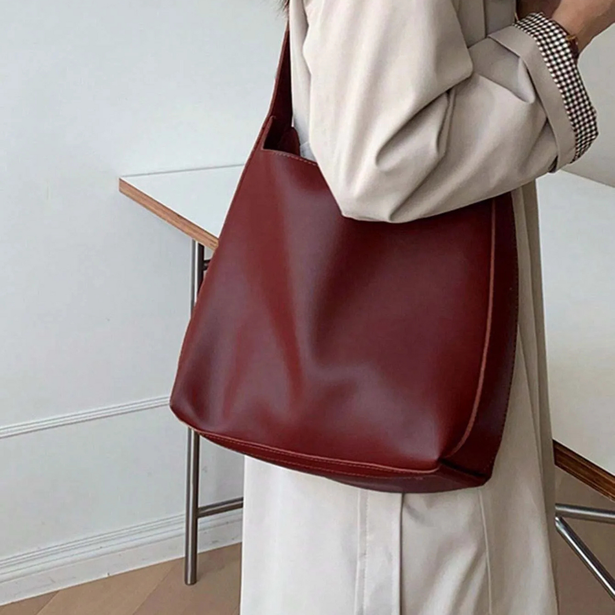Borsa shopper con fibbia dorata