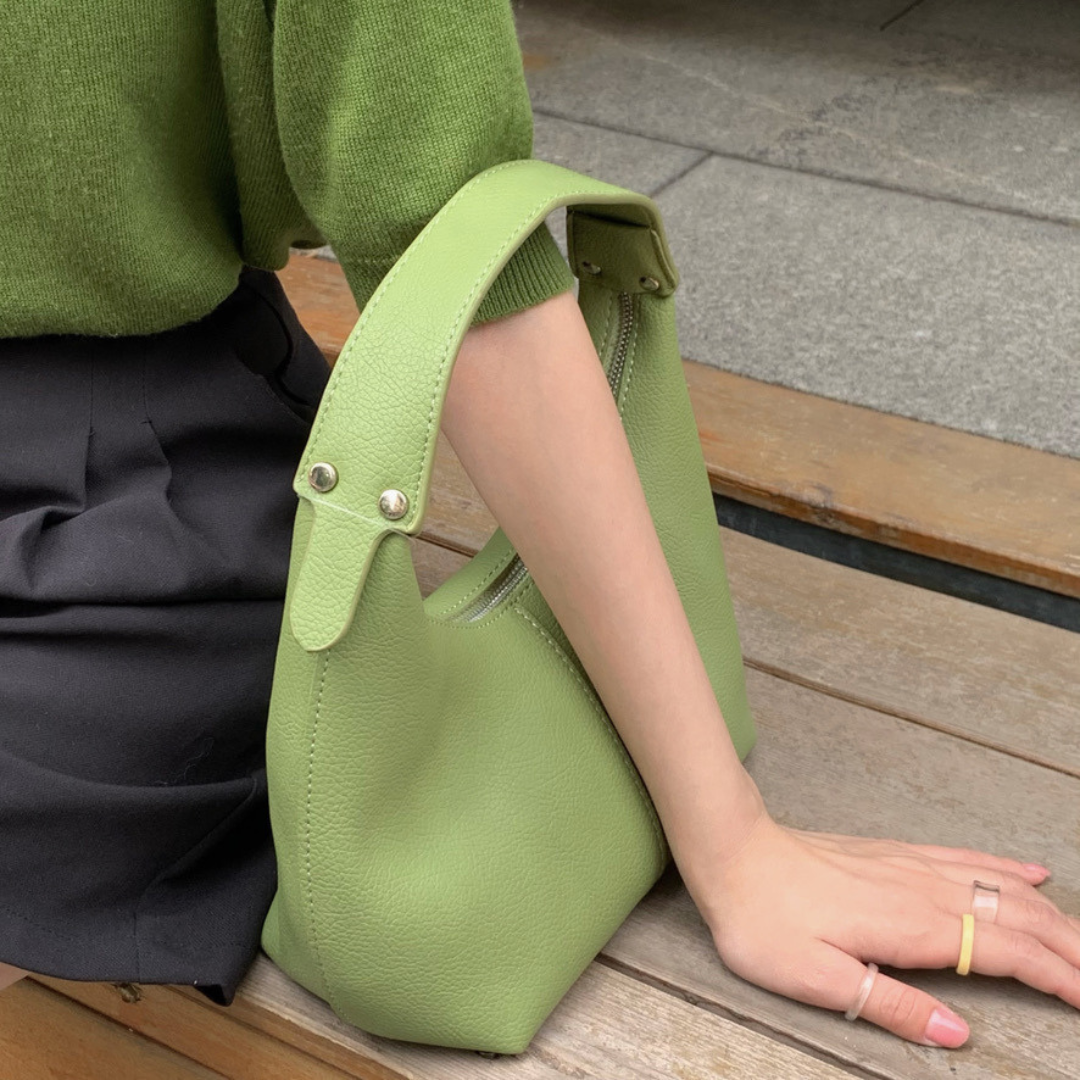 Borsa a spalla con texture granulosa