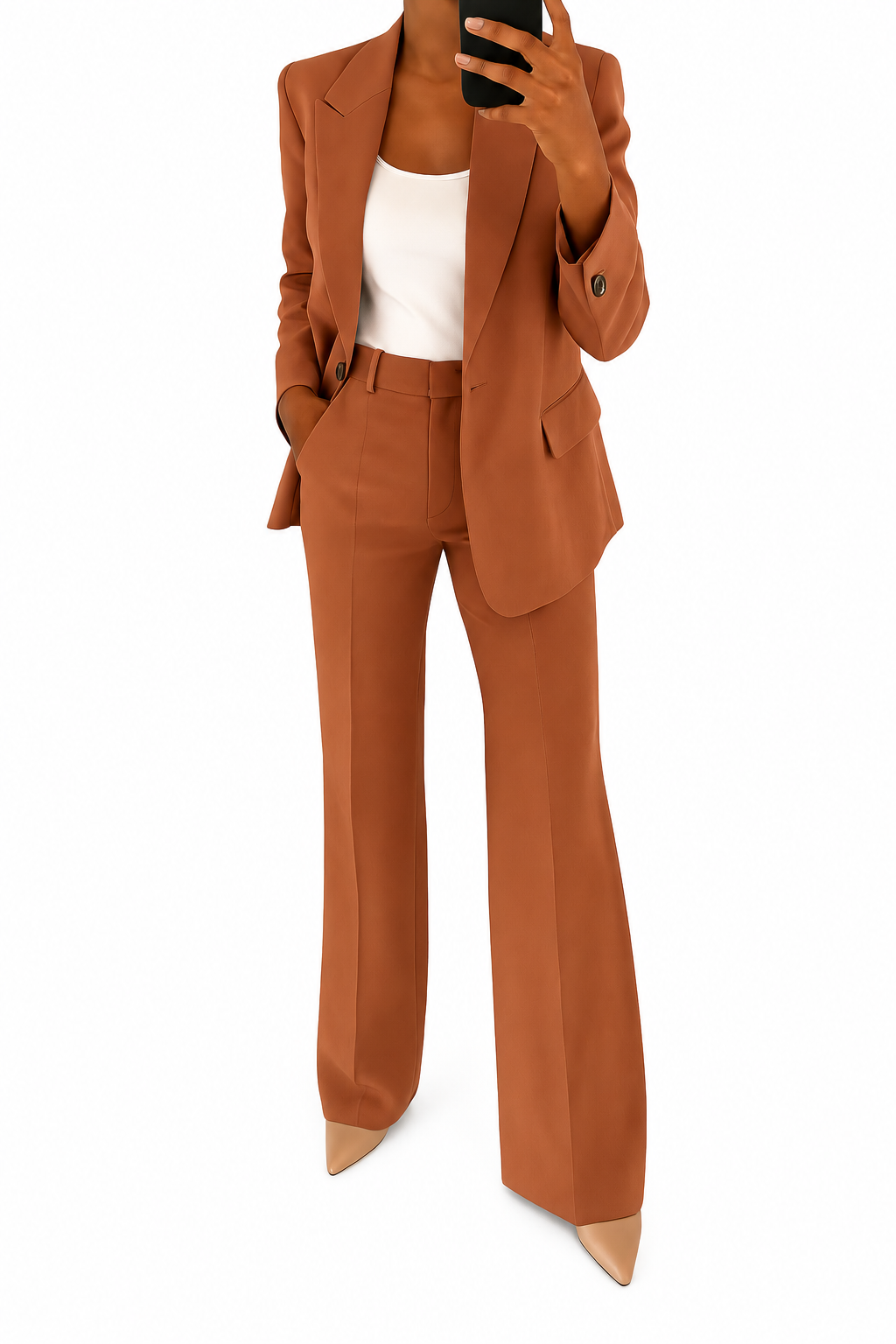 Completo blazer e pantaloni marrone su sfondo bianco