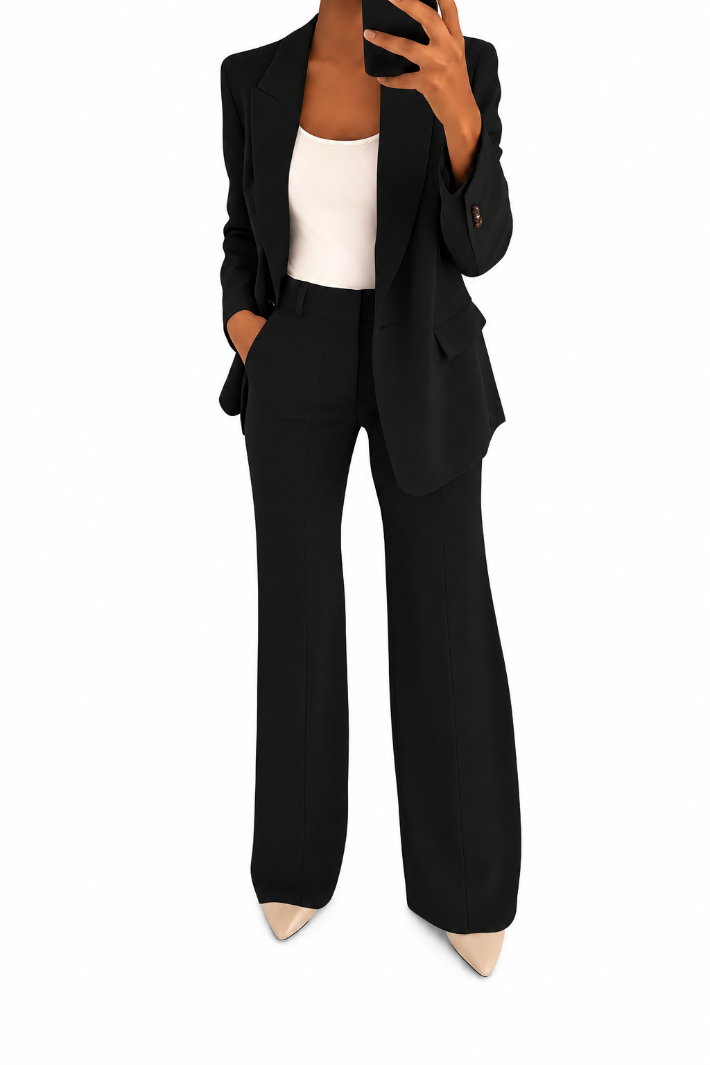 Completo blazer e pantaloni nero su sfondo bianco