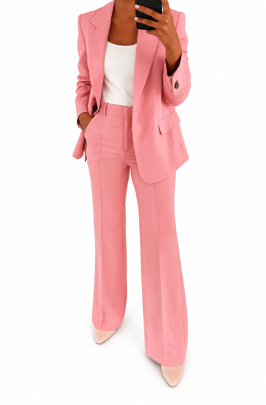Completo blazer e pantaloni rosa su sfondo bianco
