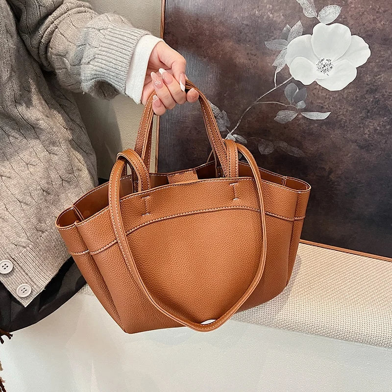 Borsa a doppio manico con cuciture a contrasto
