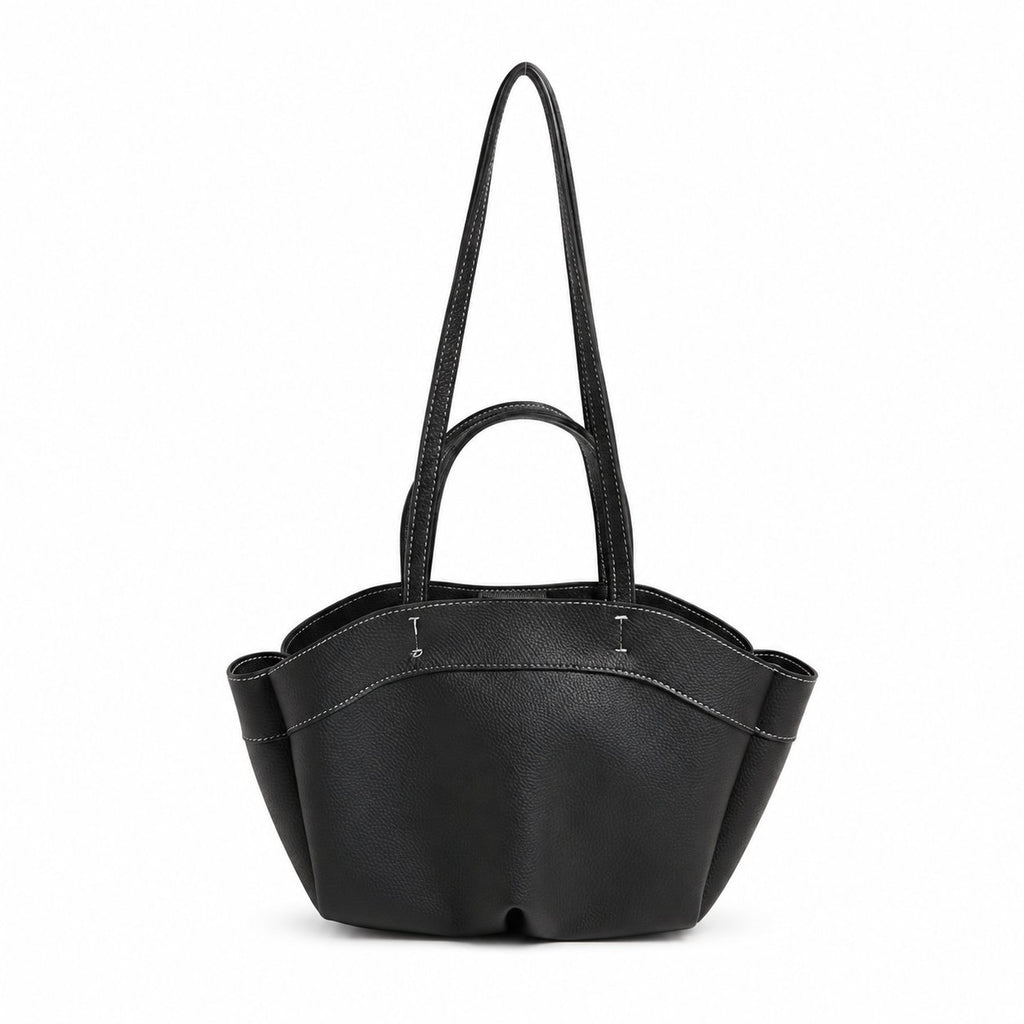 Borsa Studios Nove su sfondo bianco