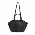 Borsa Studios Nove su sfondo bianco