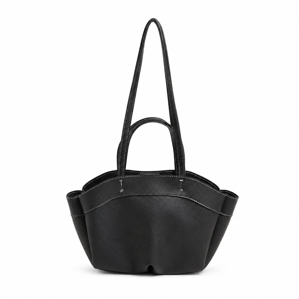 Borsa Studios Nove su sfondo bianco