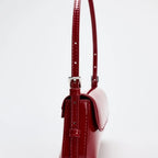 Borsa baguette con finitura lucida
