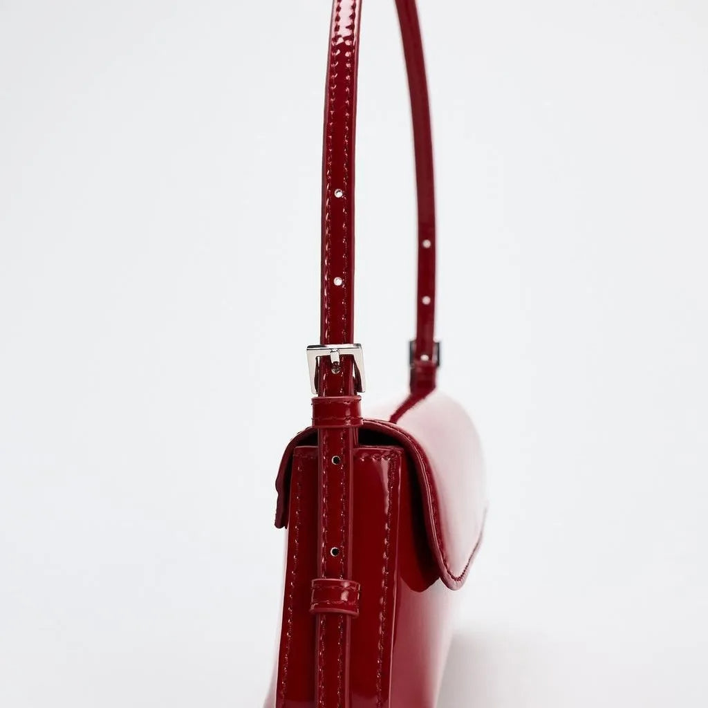 Borsa baguette con finitura lucida