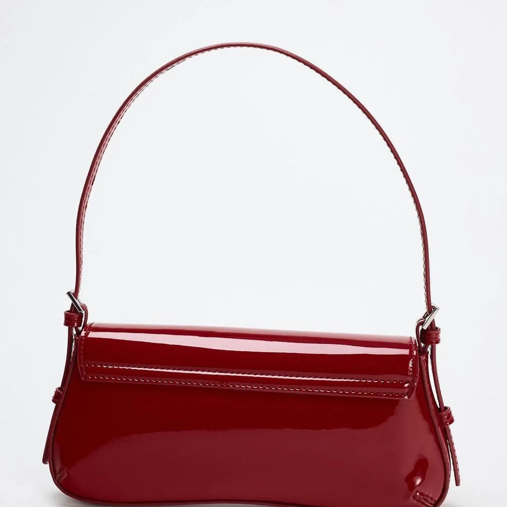 Borsa baguette con finitura lucida