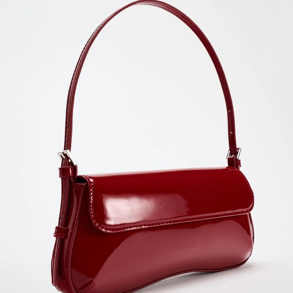 Borsa baguette con finitura lucida