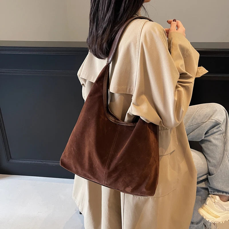 Borsa a spalla con profili lisci