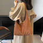 Borsa a spalla con profili lisci