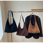 Borsa a spalla con profili lisci