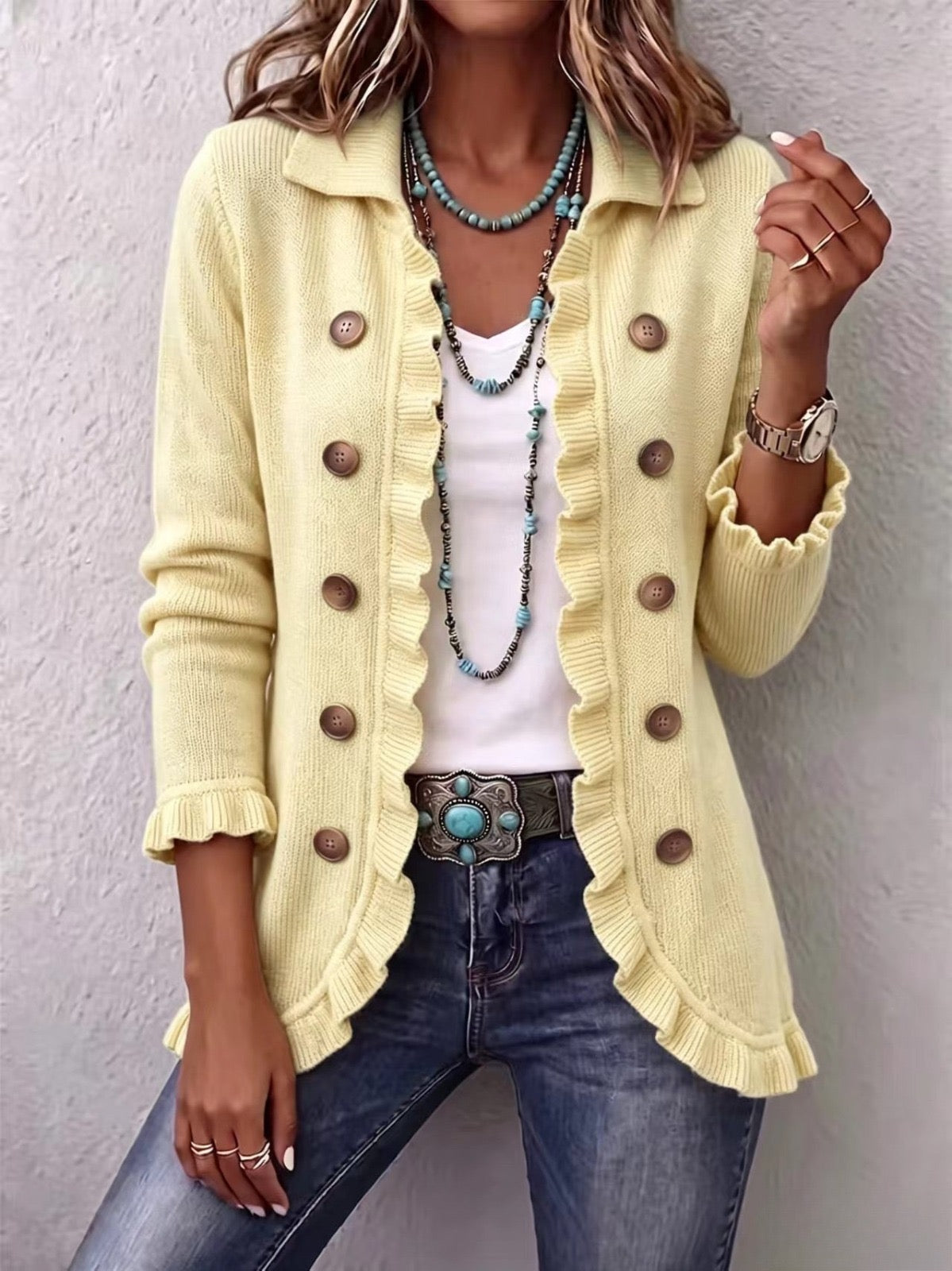 Cardigan color crema con volant