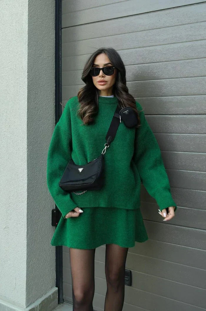 Completo in maglia con maglione e gonna