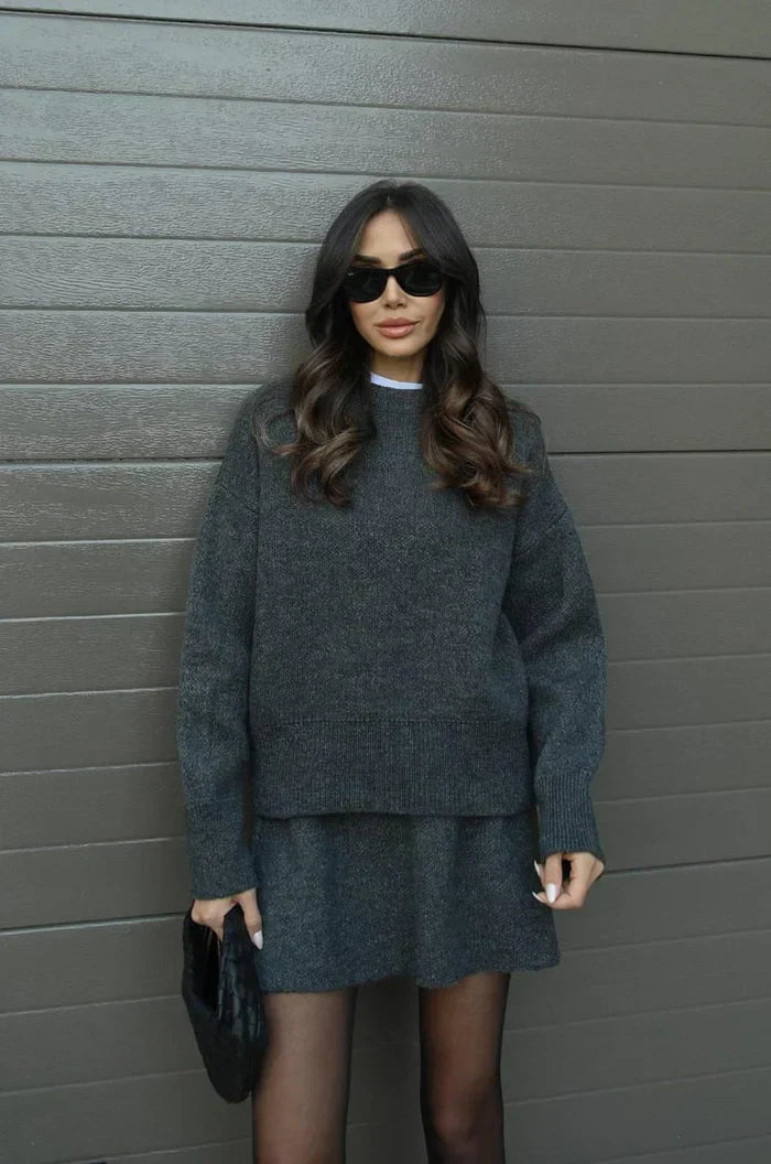 Completo in maglia con maglione e gonna
