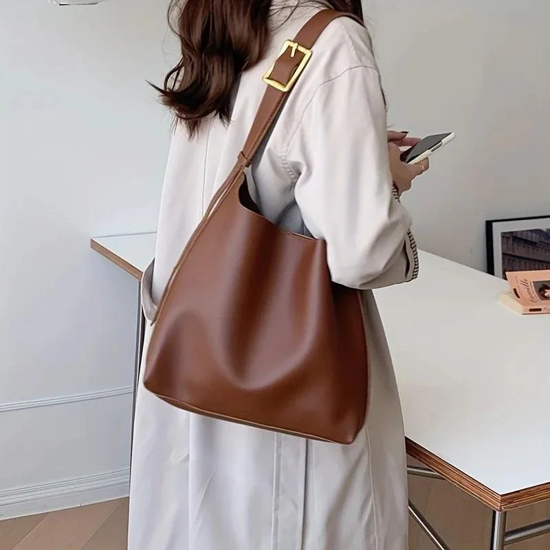 Borsa shopper con fibbia dorata