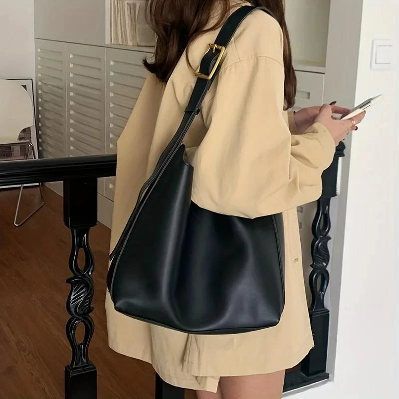 Borsa shopper con fibbia dorata