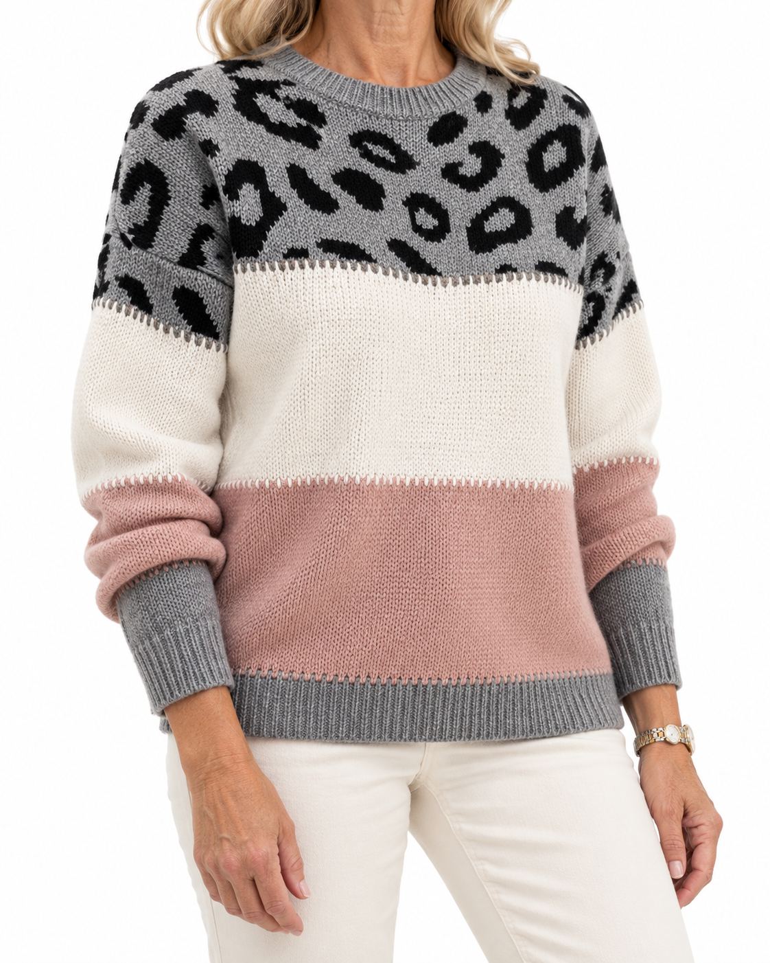 Maglione leopardato nero indossato da modella matura, sfondo bianco
