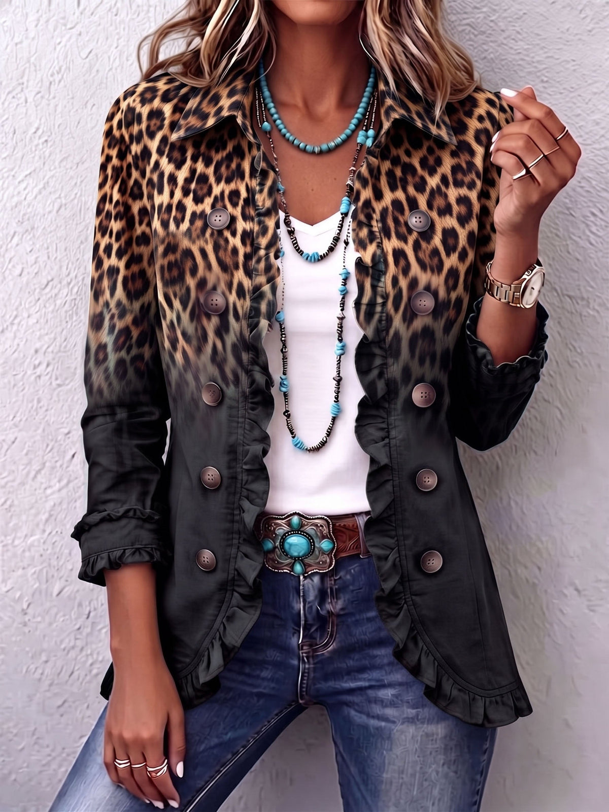 Blazer nero leopardato con volant